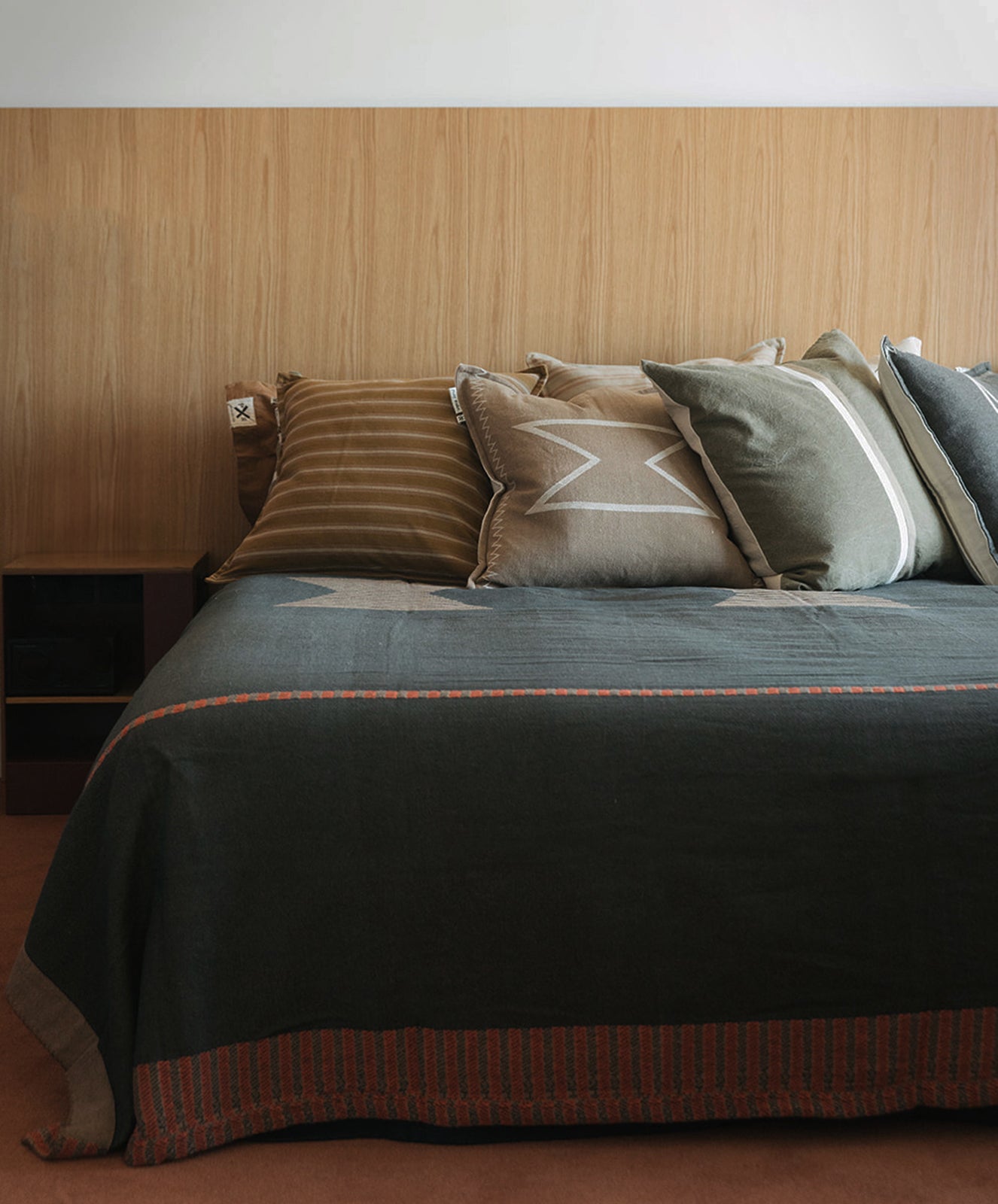 Azteca Reversible Bed Blanket | Tan & Charcoal