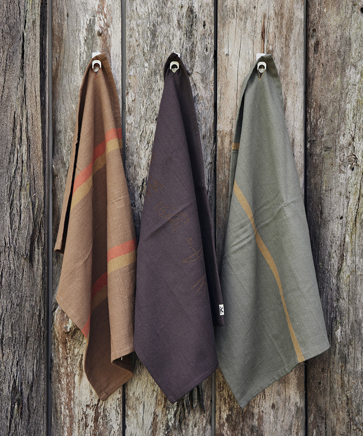 Totem Cotton Tea Towel | Burgundy