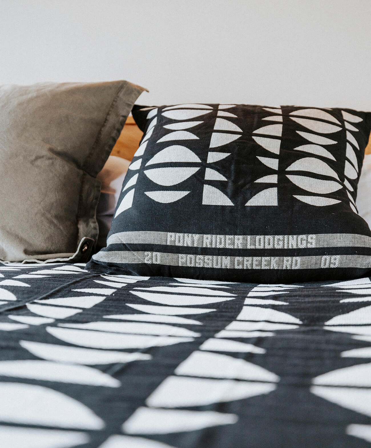 Moonrise Bed Blanket | Black