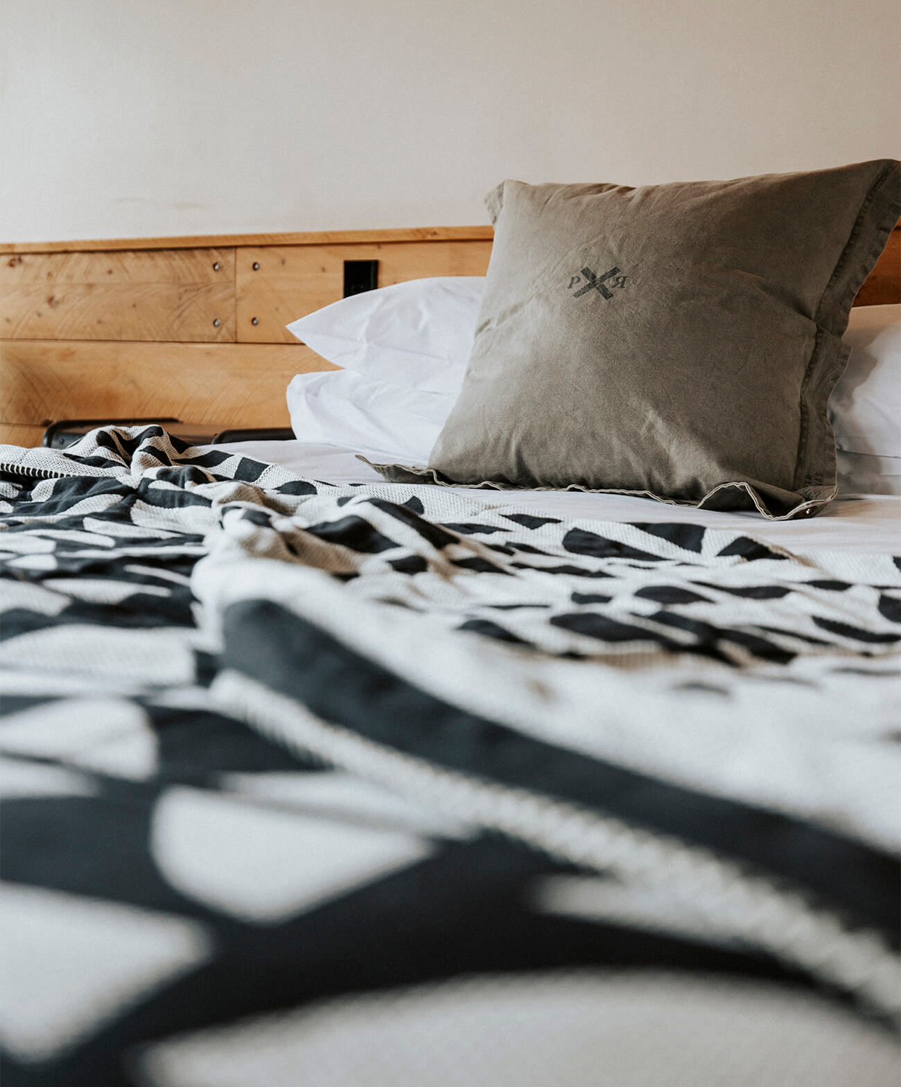 Moonrise Bed Blanket | Black