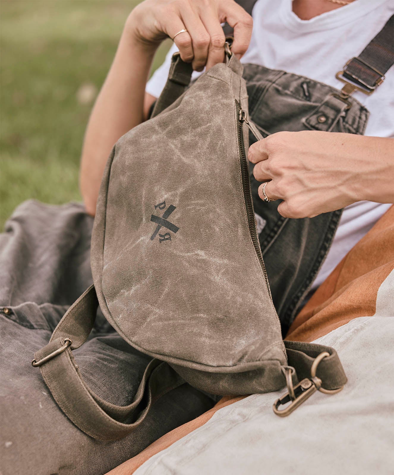 Slow Road Shoulder Bag I Dark Olive