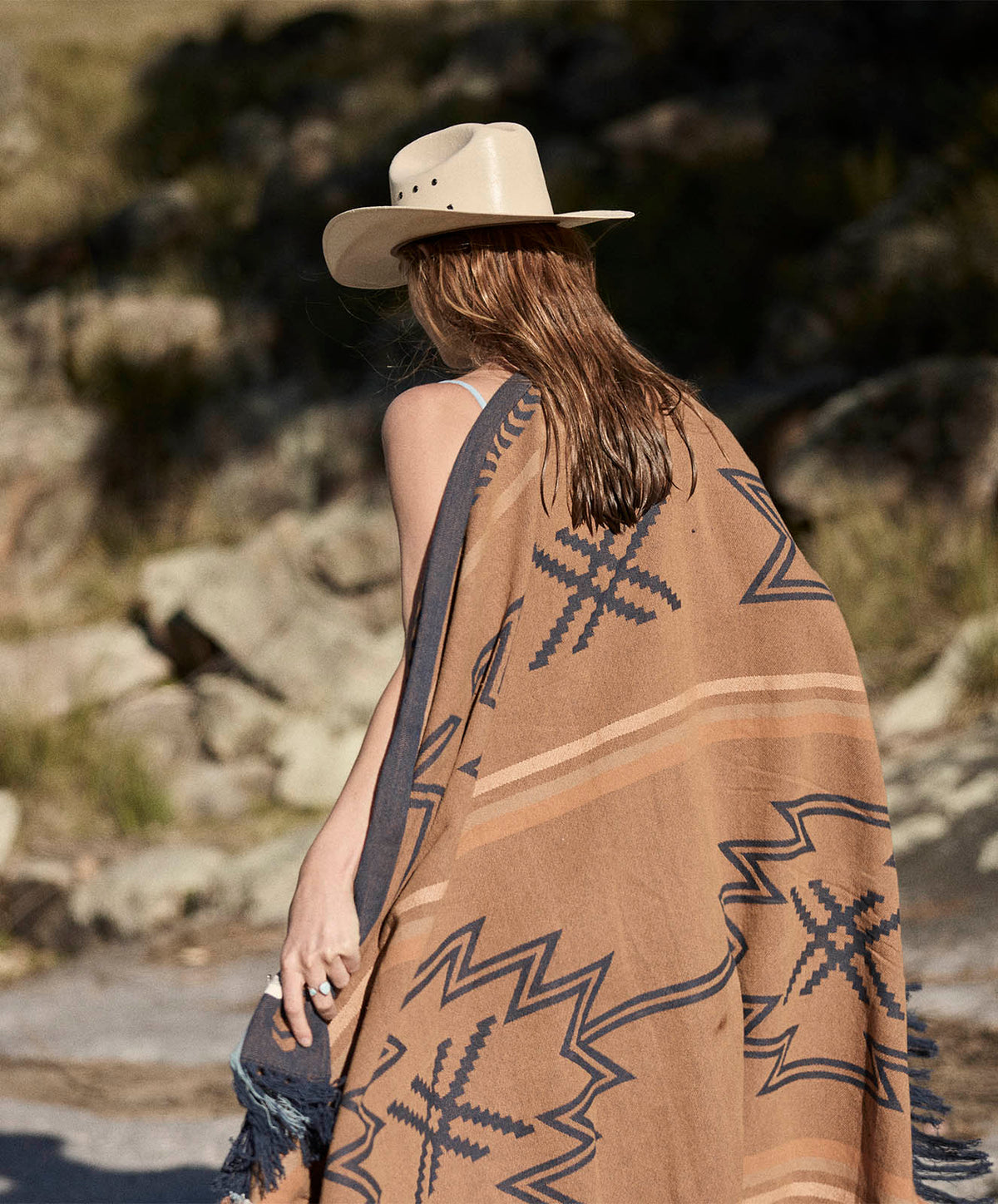 Seeker Travel Throw | Navy/Tan