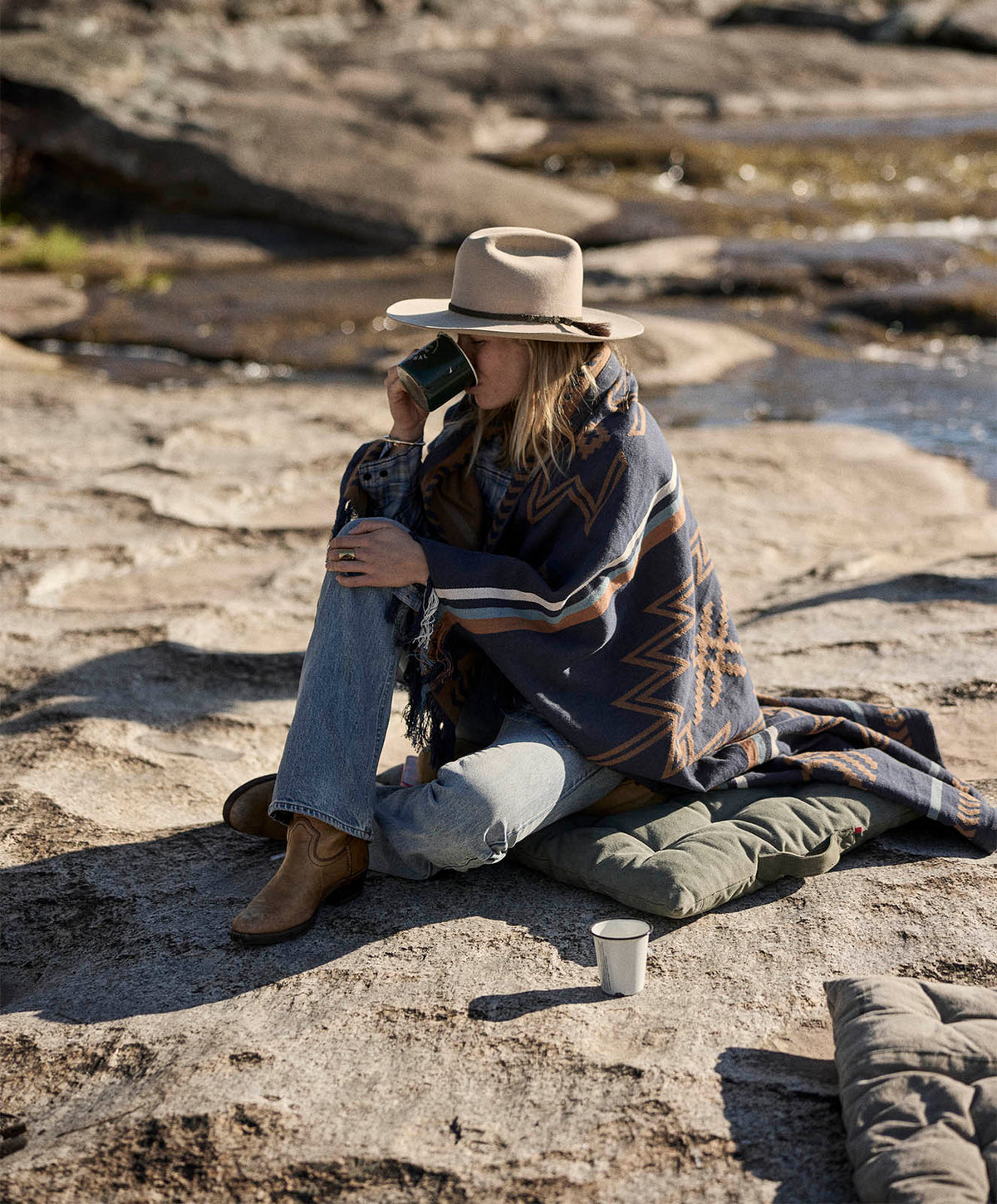 Seeker Travel Throw | Navy/Tan