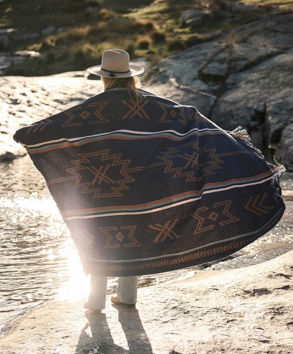 Seeker Travel Throw | Navy/Tan