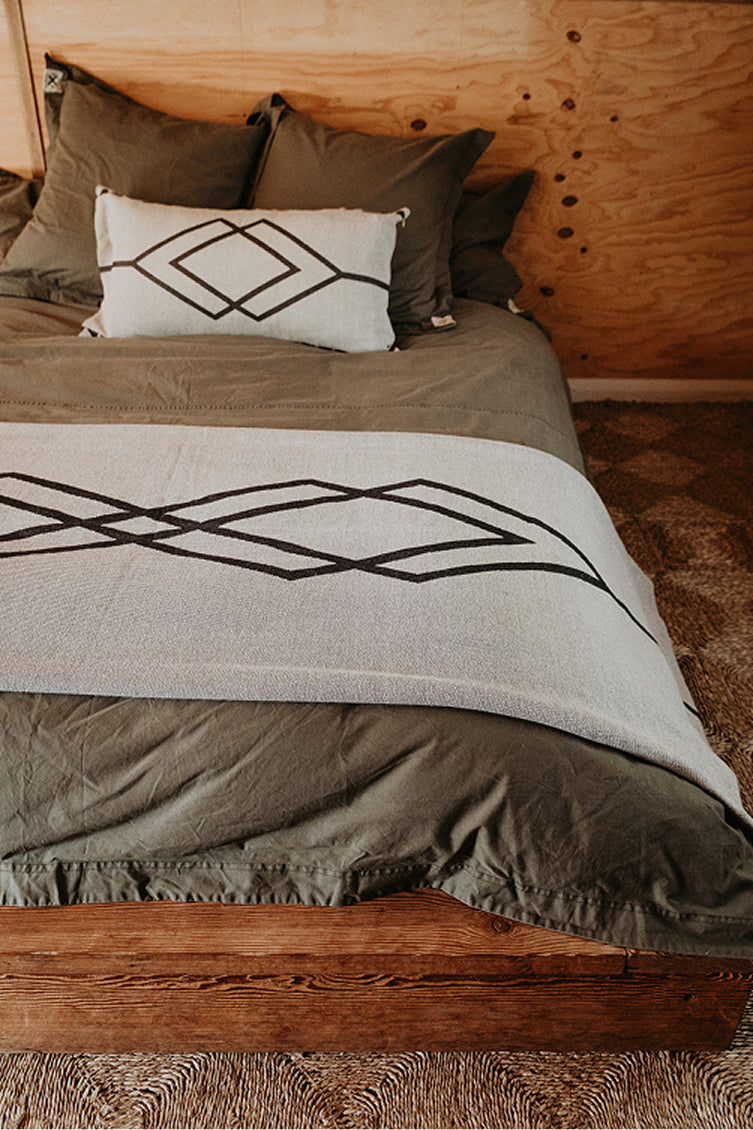 Dawn Ranger Blanket | Black/Oats | Super King