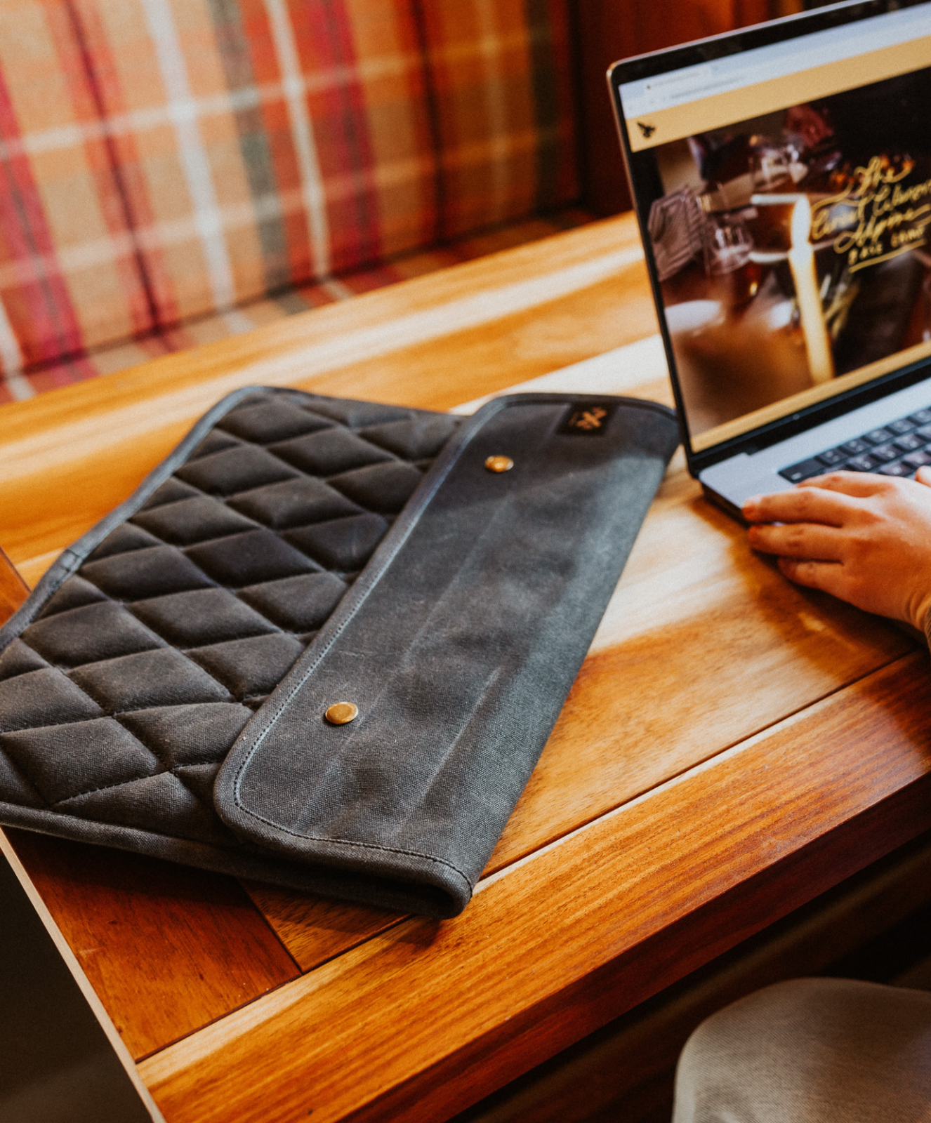 Road Tripper Laptop Cover | Black