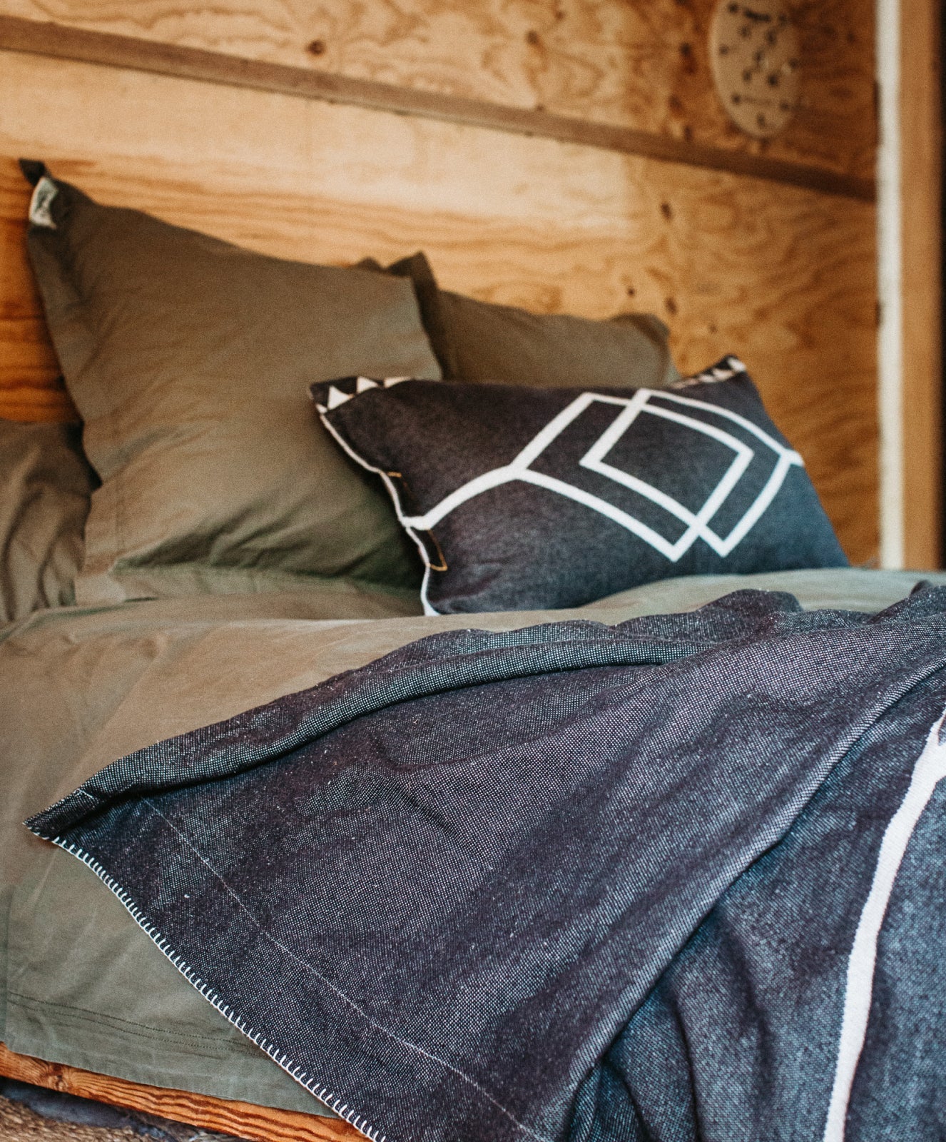 Dawn Ranger Blanket | Black/Oats | Super King