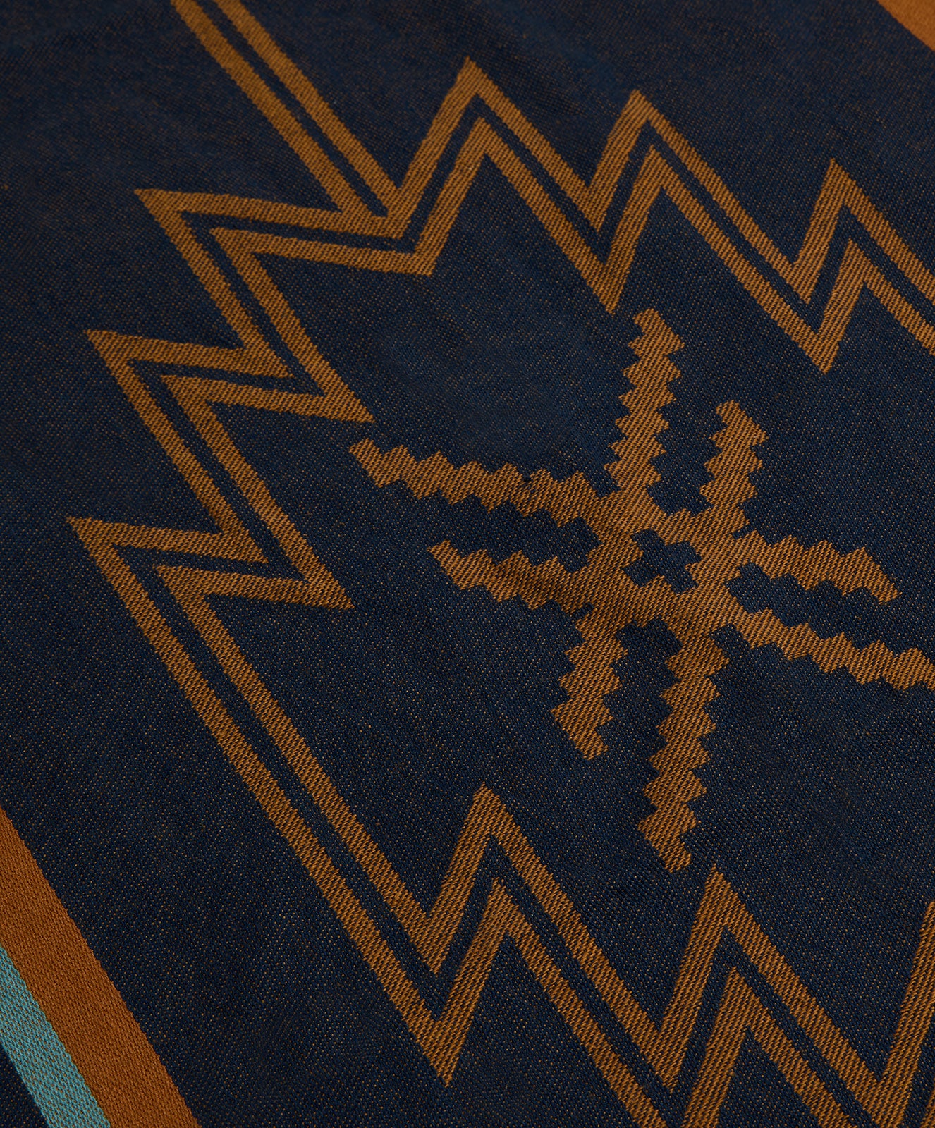 Seeker Travel Throw | Navy/Tan
